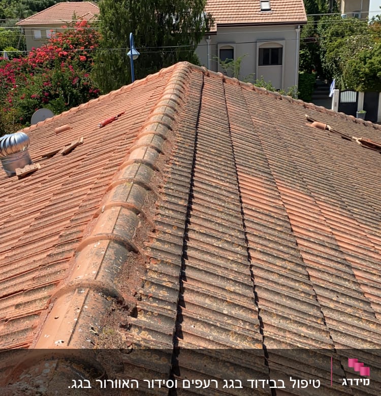 גג רעפים עם פתח אוורור וכלי עבודה